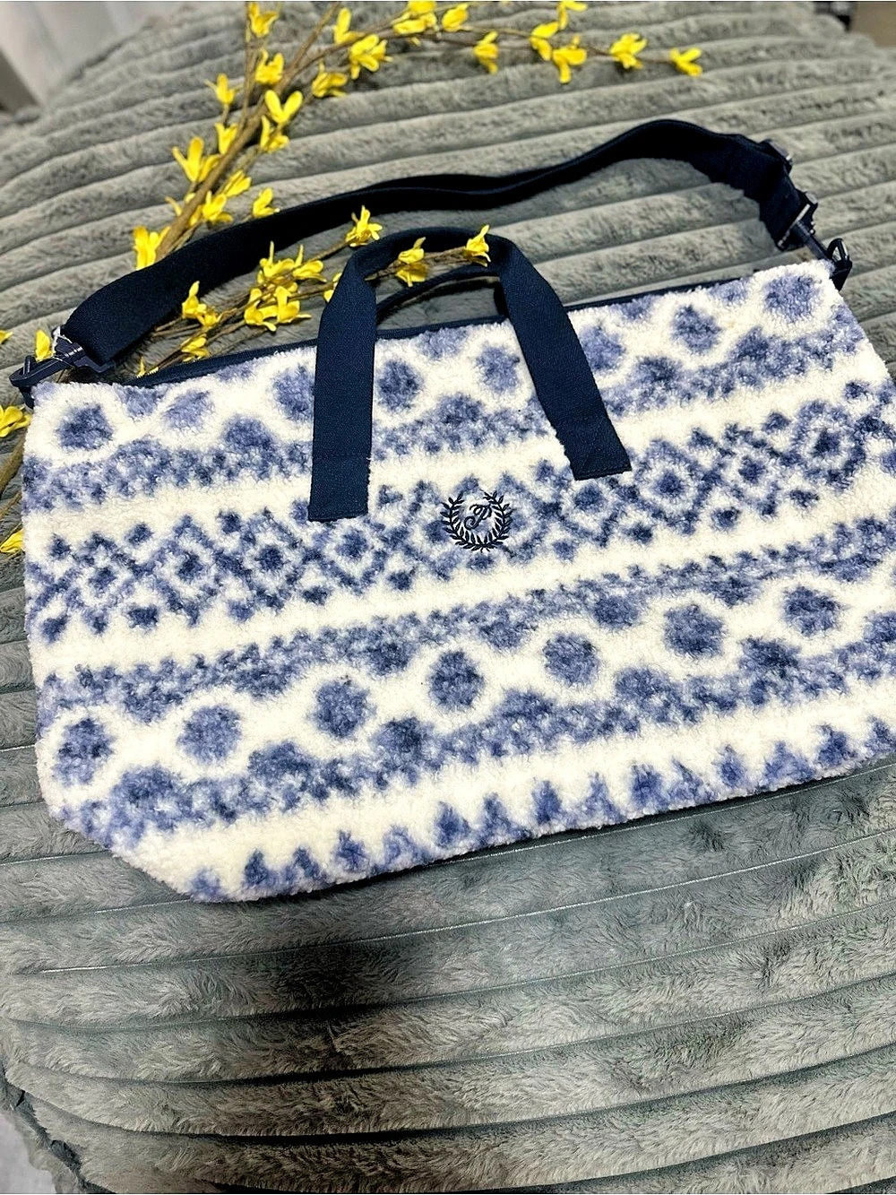 Pink/Victoria’s Secret fleece weekender bag